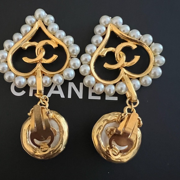 Chanel Vintage Collection 28 1993 RARE COLLECTIBLE Heart Dangle Earrings Gold - Picture 4 of 12